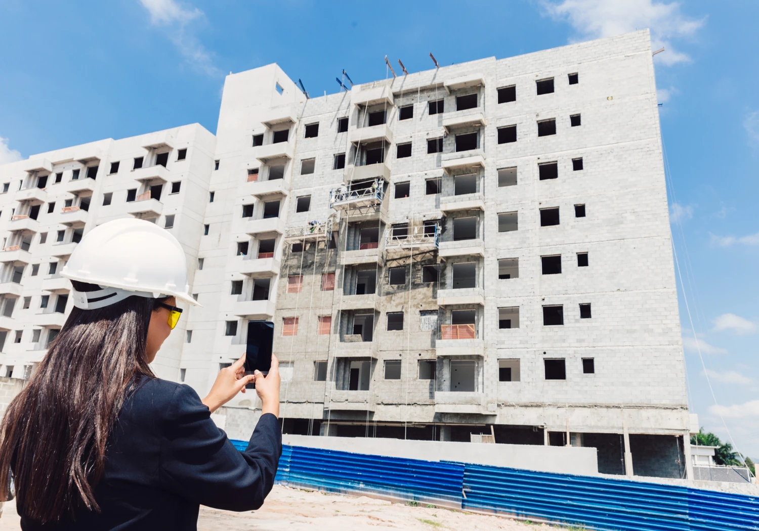 Engenheira inspecionando a fachada de um edifício